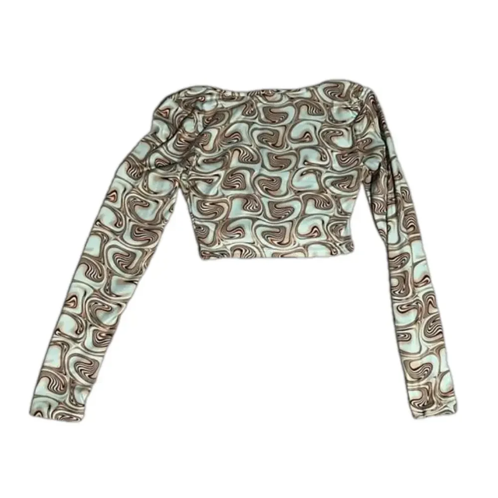 size xs cropped pattern long sleeve top with buttons detail